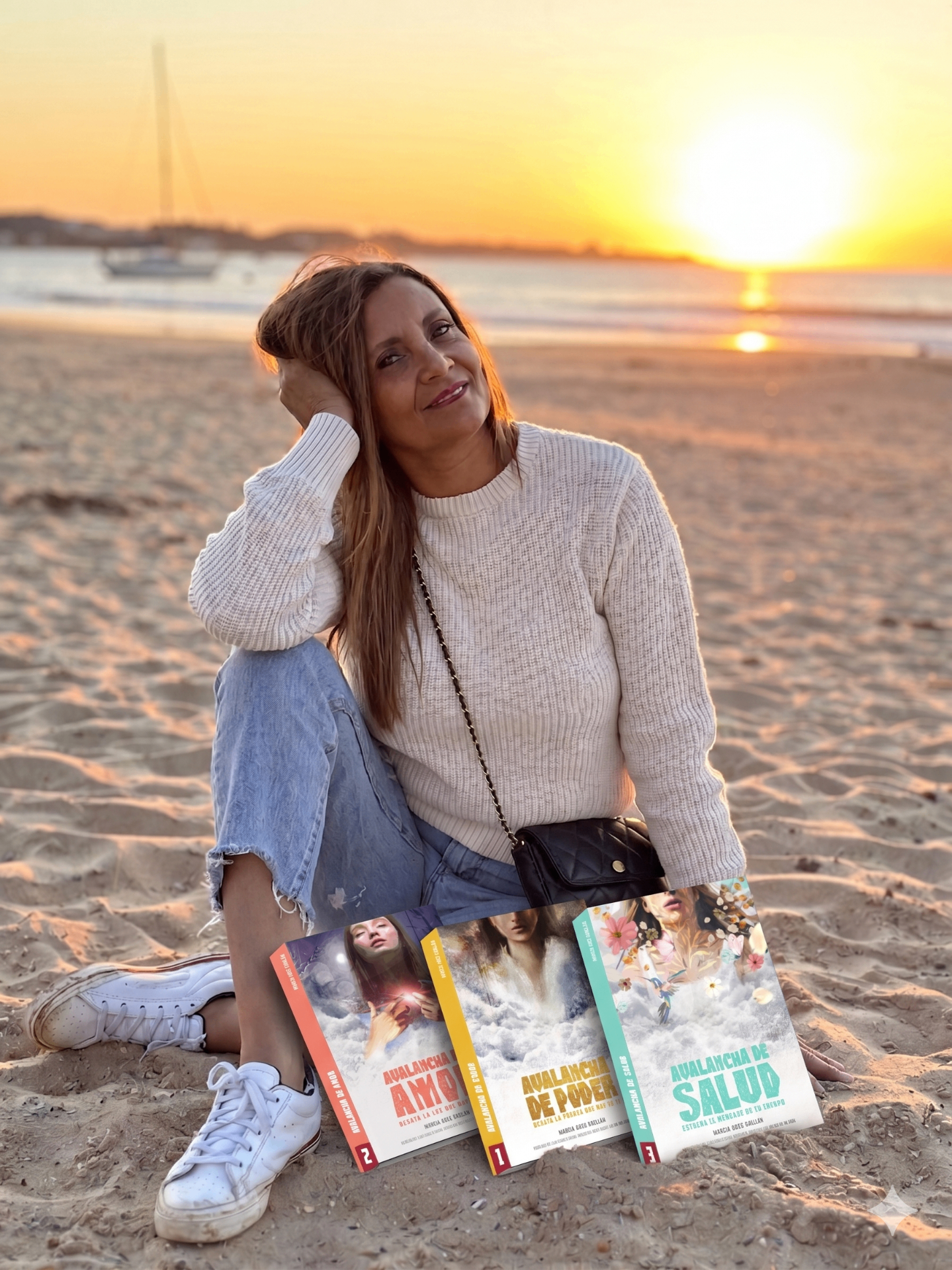 Marcia Arce Catalán al atardecer en la playa con la Trilogía Avalancha